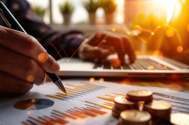 © Nawarit - Adobe Stock.com Foto: Laptop und Diagramme