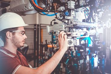 © vizualni - Adobe Stock.com Foto: Mann arbeitet an Maschine