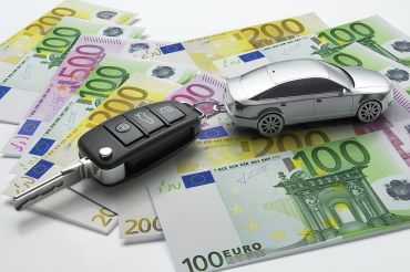 © peterschreiber.media - stock.adobe.com Foto: Autoschlüssel und Geld