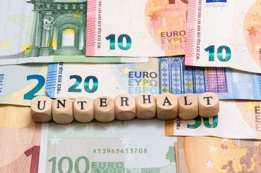 © pusteflower9024 - stock.adobe.com Foto: Schriftzug Unterhalt und Euroscheine
