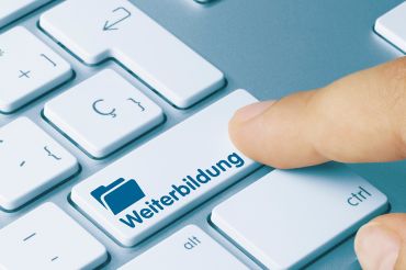 © momius - stock.adobe.com Foto: Tastatur mit Taste Weiterbildung