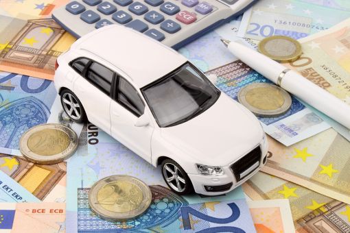 © spectrumblue - Adobe Stock.com Foto: Geldscheine, Taschenrechner und Modellauto