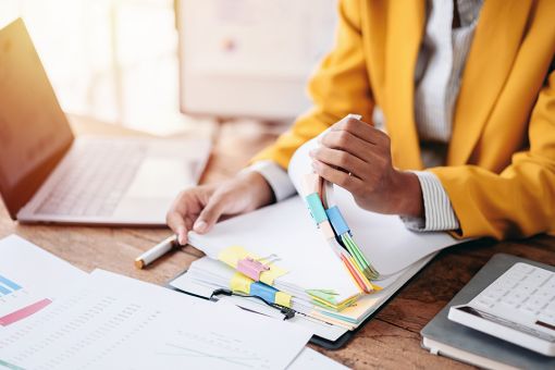 © Katcha - stock.adobe.com Foto: Schreibtisch mit Dokumenten