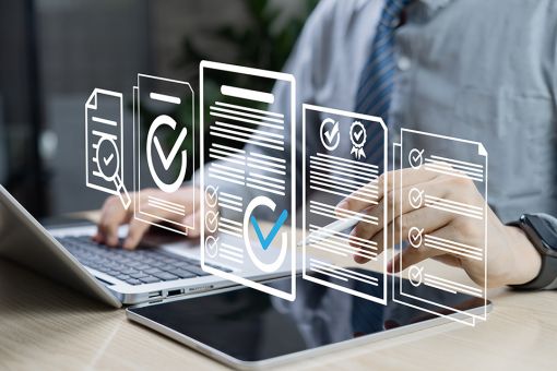 © Father_Studio - stock.adobe.com Foto: Notebook mit Dokumentensymbolen