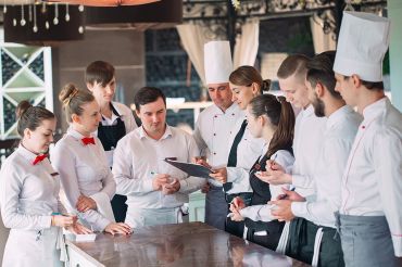 © davit85 - stock.adobe.com Foto: Küchenpersonal Meeting