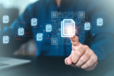 © Eakrin - stock.adobe.com Foto: Finger zeigt auf Dokument-Icon