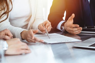 © Iryna - Adobe Stock.com Foto: Durchsicht Vertrag